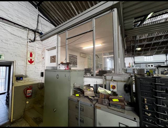 900M² WAREHOUSE FOR SALE IN PAROW EAST